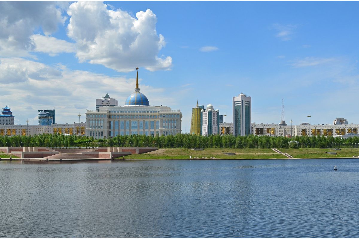 Widok od strony rzeki na miasto Astana w Kazachstanie